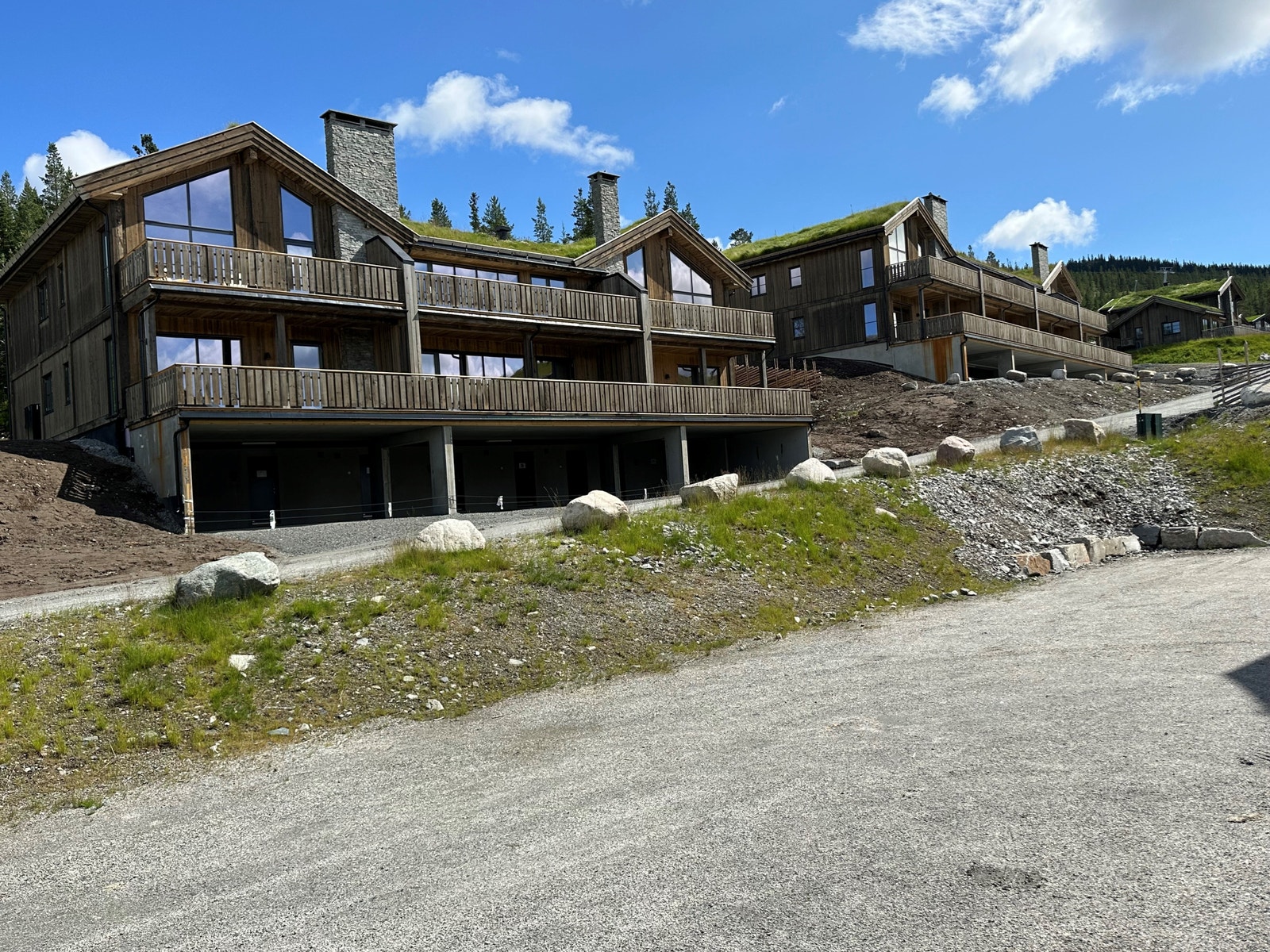 Midtleilighet i 3 etg i bygget til venstre som er ledig. Bildet er tatt fra nordvest Galleribilde