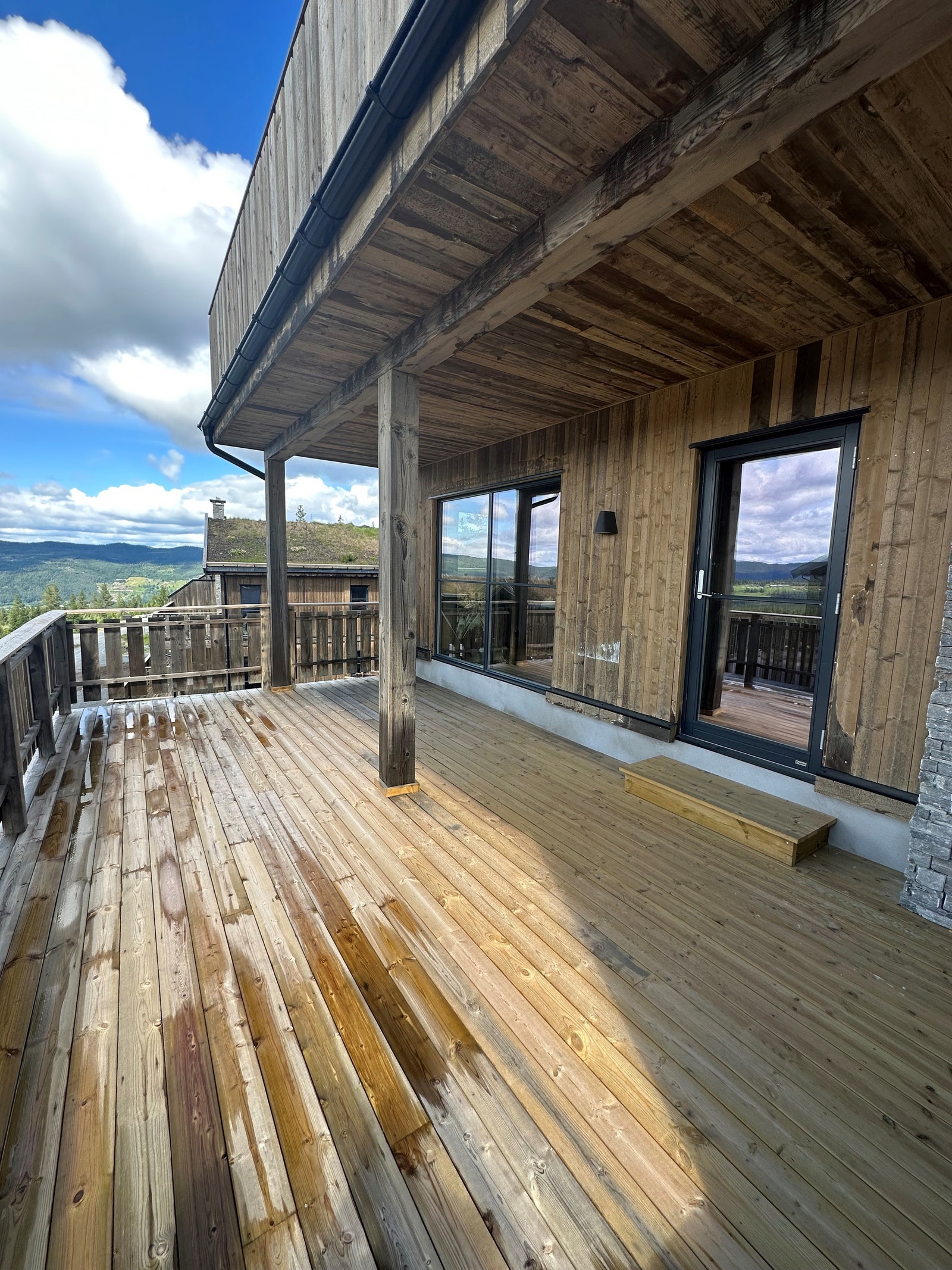 26 kvm delvis overbygget terrasse på endeleilighetene Galleribilde