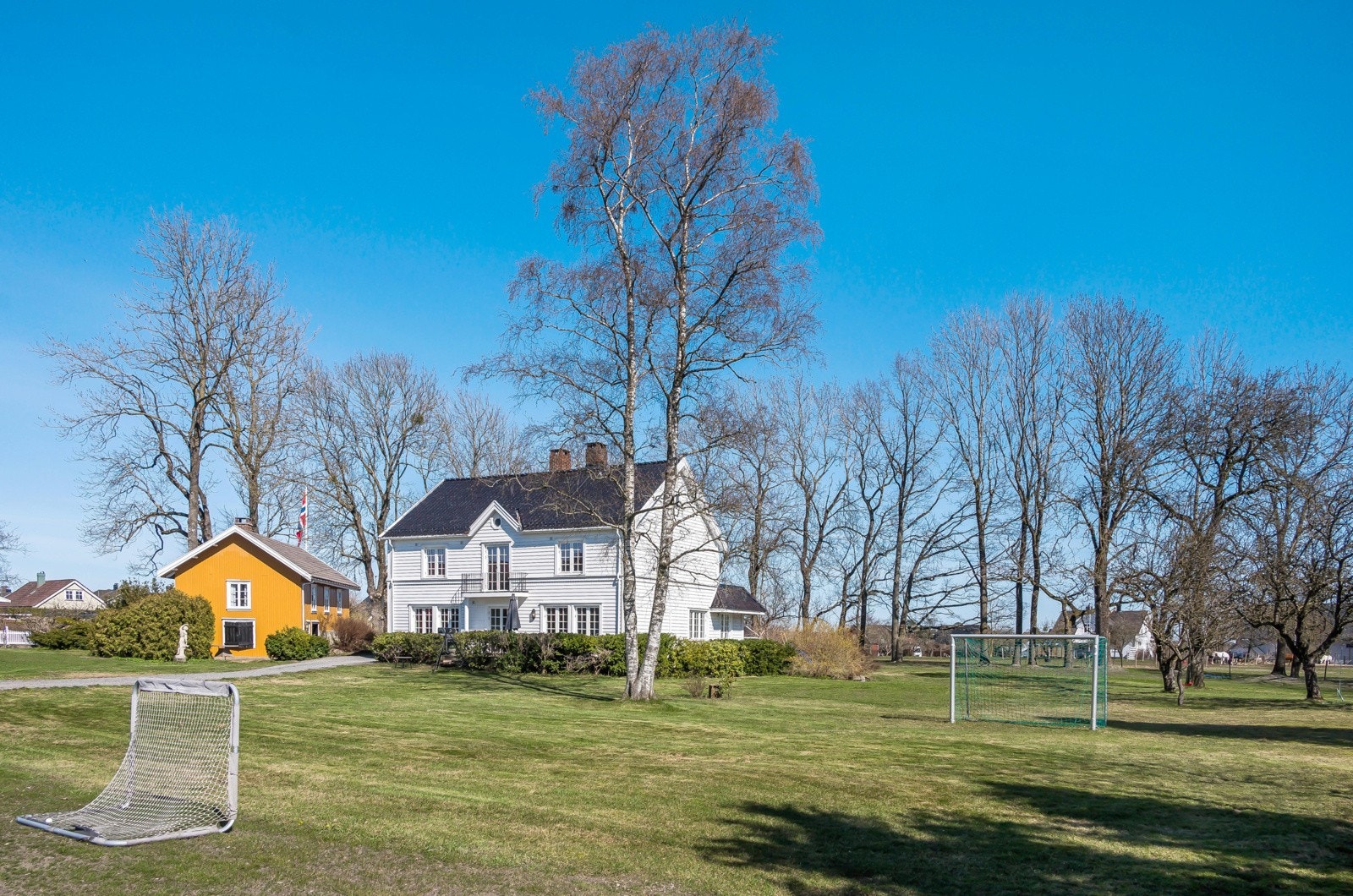 Som vi ser på bildet er det mer enn nok plass til egen fotballbane Galleribilde