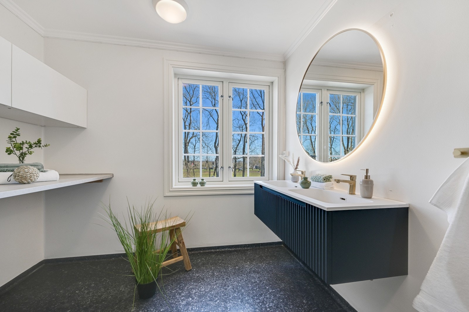 Ny baderomsinnredning og vindu med soloppganger Galleribilde