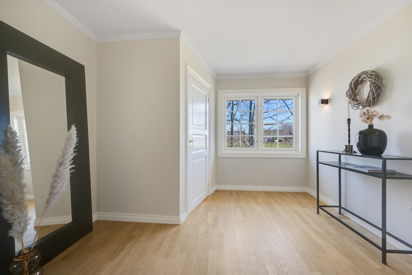 Nymalt entre med god plass for garderobe Galleribilde