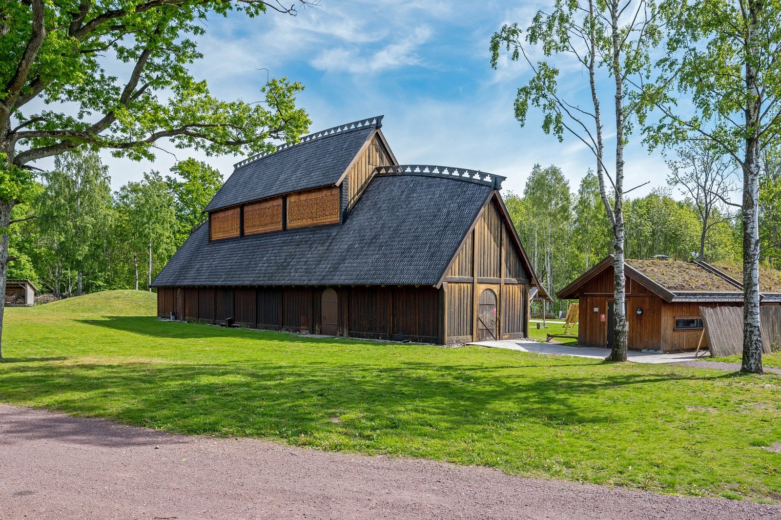 Her finner du også en større og nyere Gildehall enn den vi finner i Eikveien 84 Galleribilde