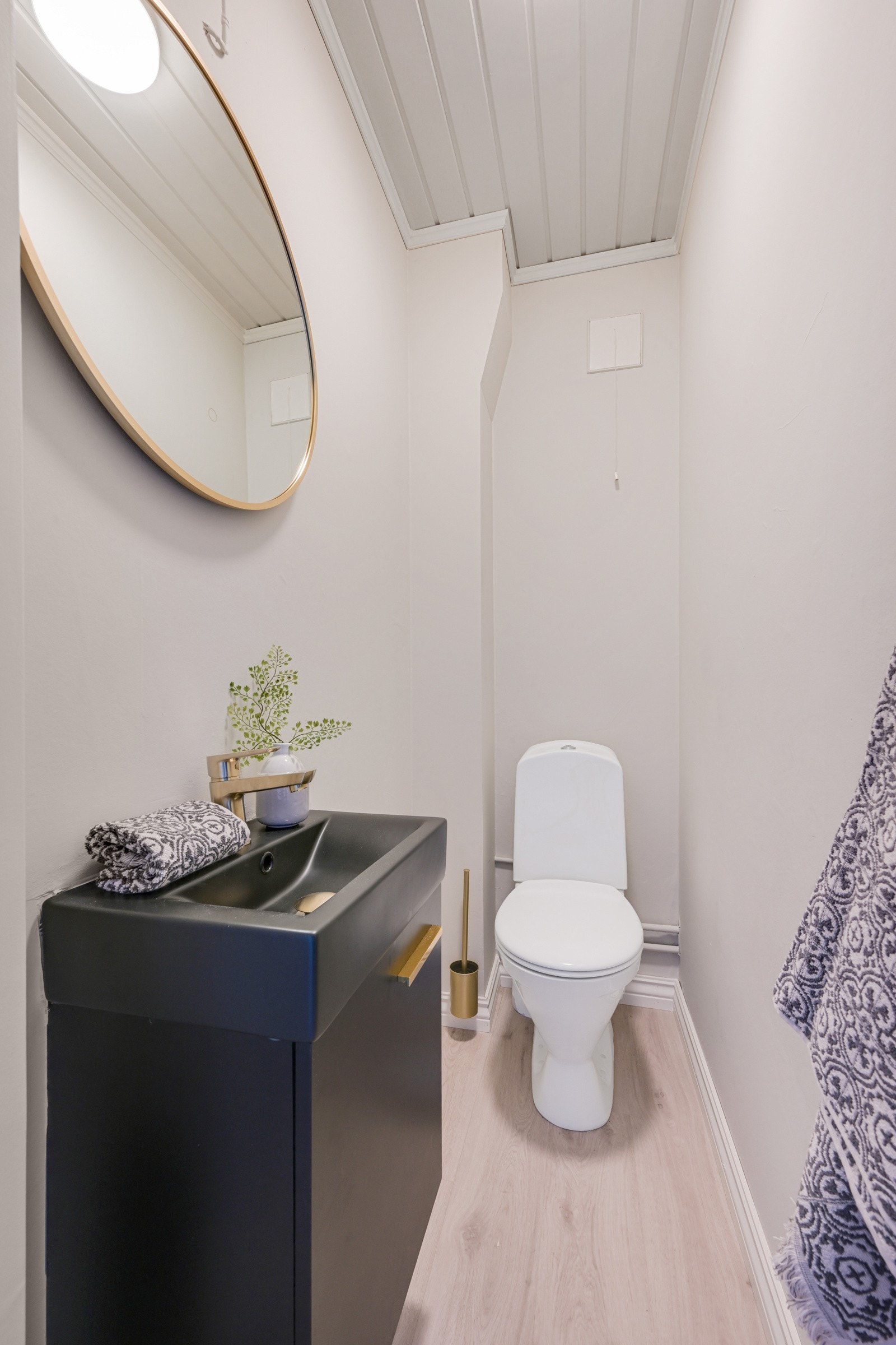 Eget toalett i soveromsgangen også dette er nyoppusset Galleribilde