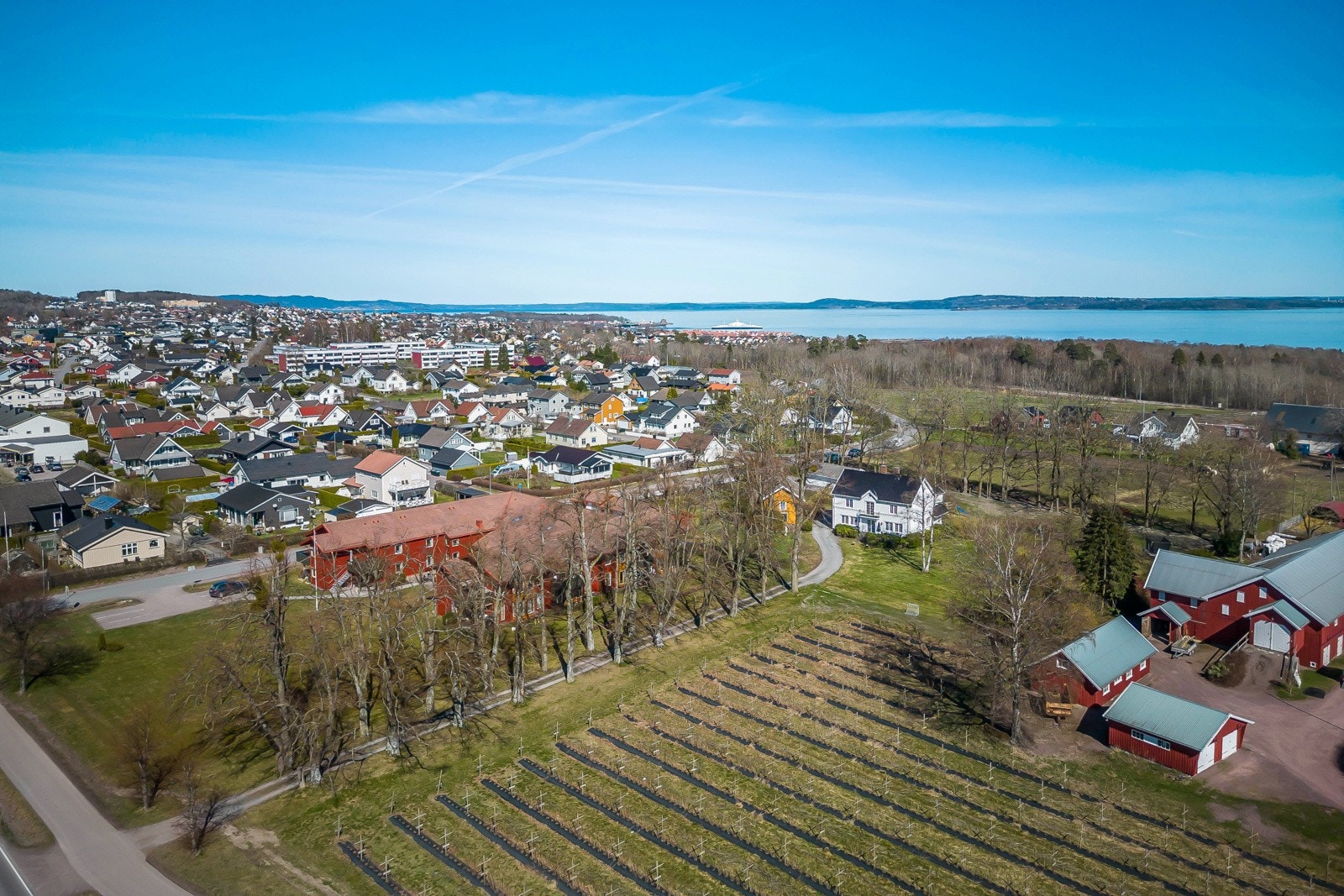 Eiendommen ligger syd for Horten sentrum og til venstre ser vi innover mot byen og Bastøferja midt i bildet Galleribilde