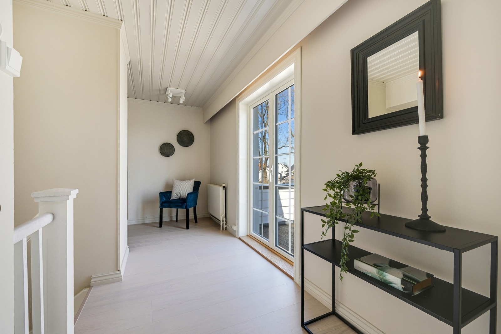 På toppen av trappa finner vi en nuoppusset gang med ny dør ut til en stor terrasse Galleribilde