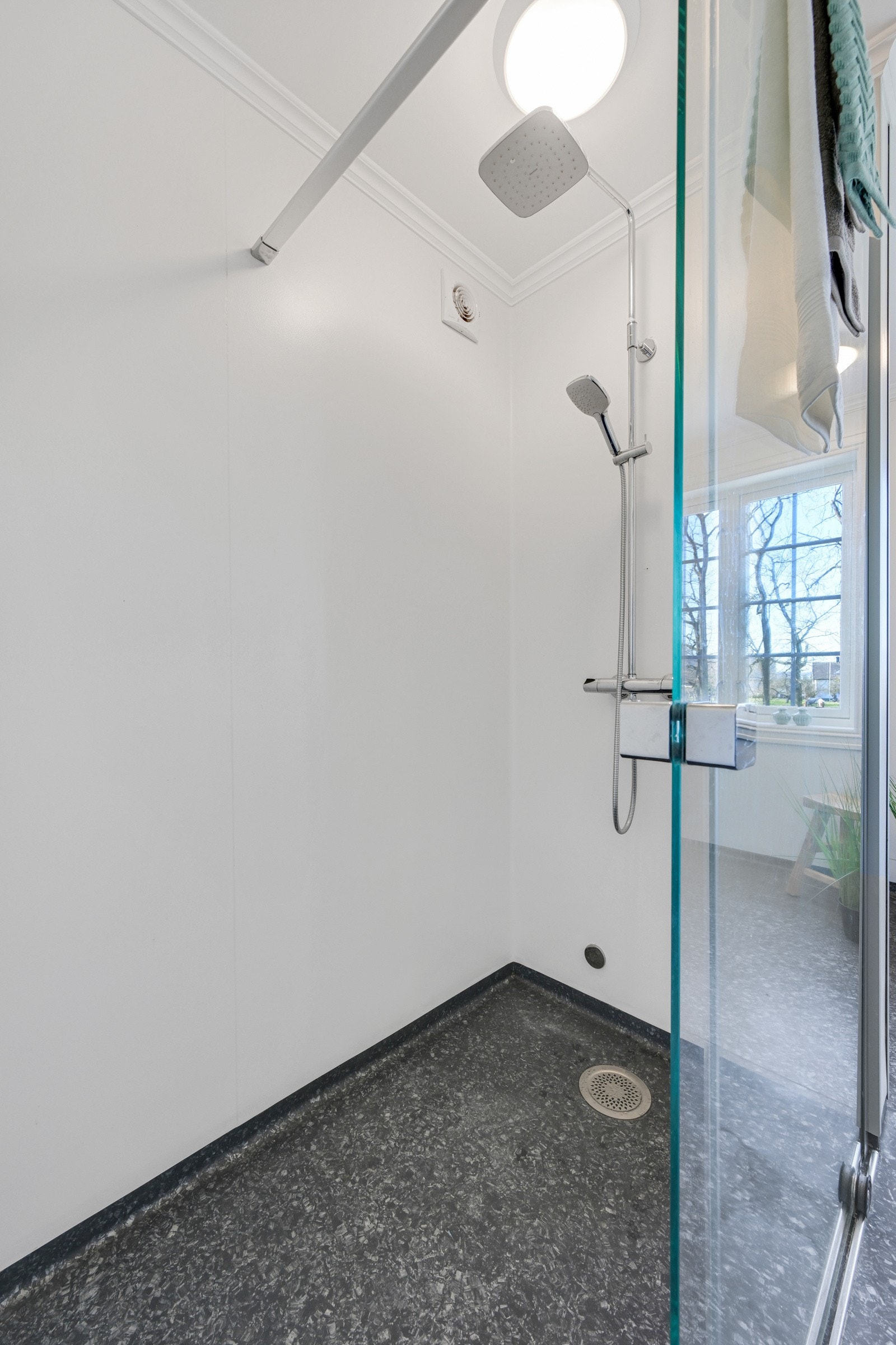 Stor dusjnisje med rainfall Galleribilde