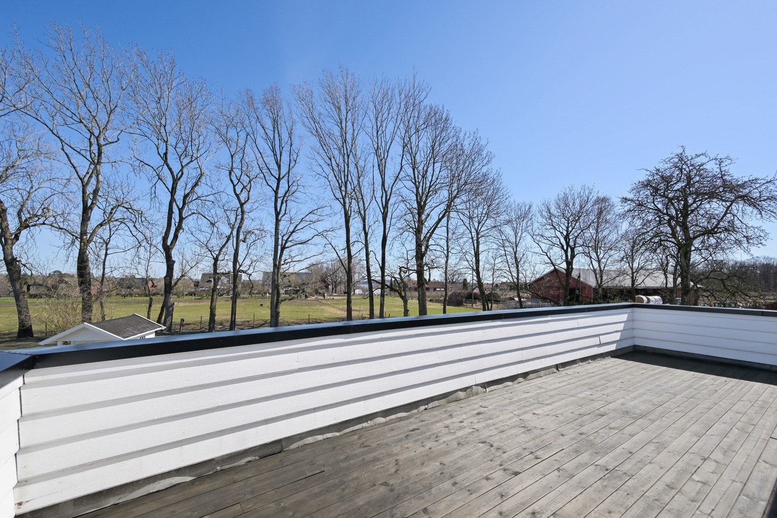 Terrassen har deilig morgensol og utsikt mot omgivelsene Galleribilde