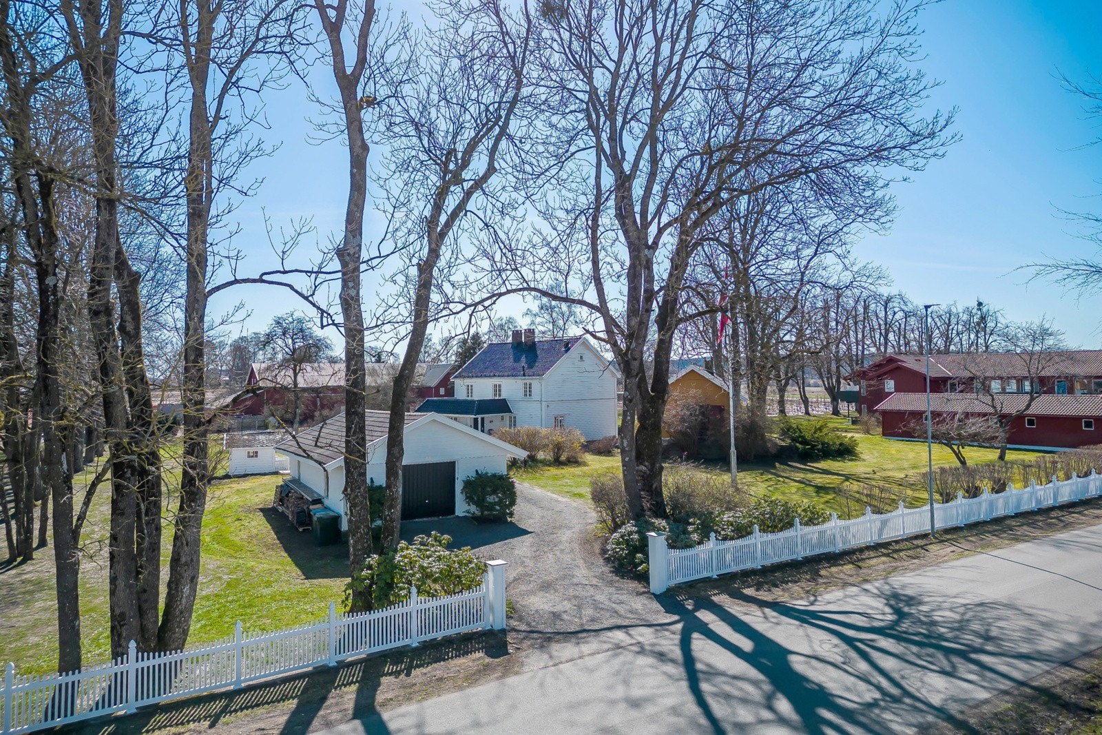 En staselig eiendom med 8 mål selveiertomt Galleribilde