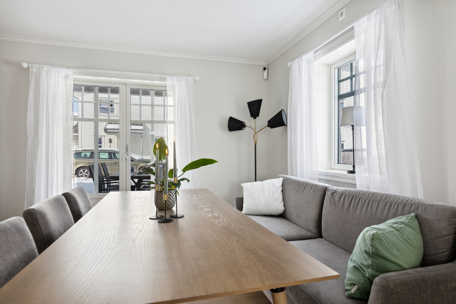 Spisestuen har god plass og mye naturlig lys. Galleribilde