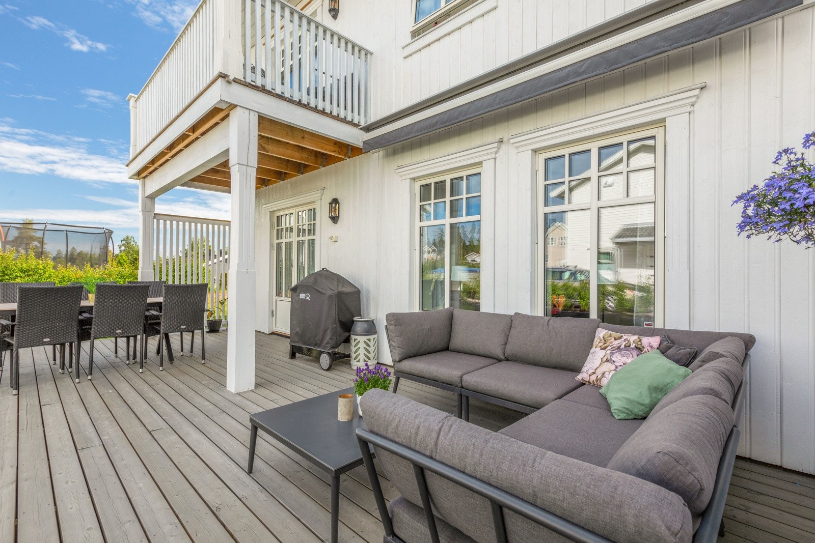 Terrassen har plass til å grill og langbord ved varme sommerdager. Galleribilde