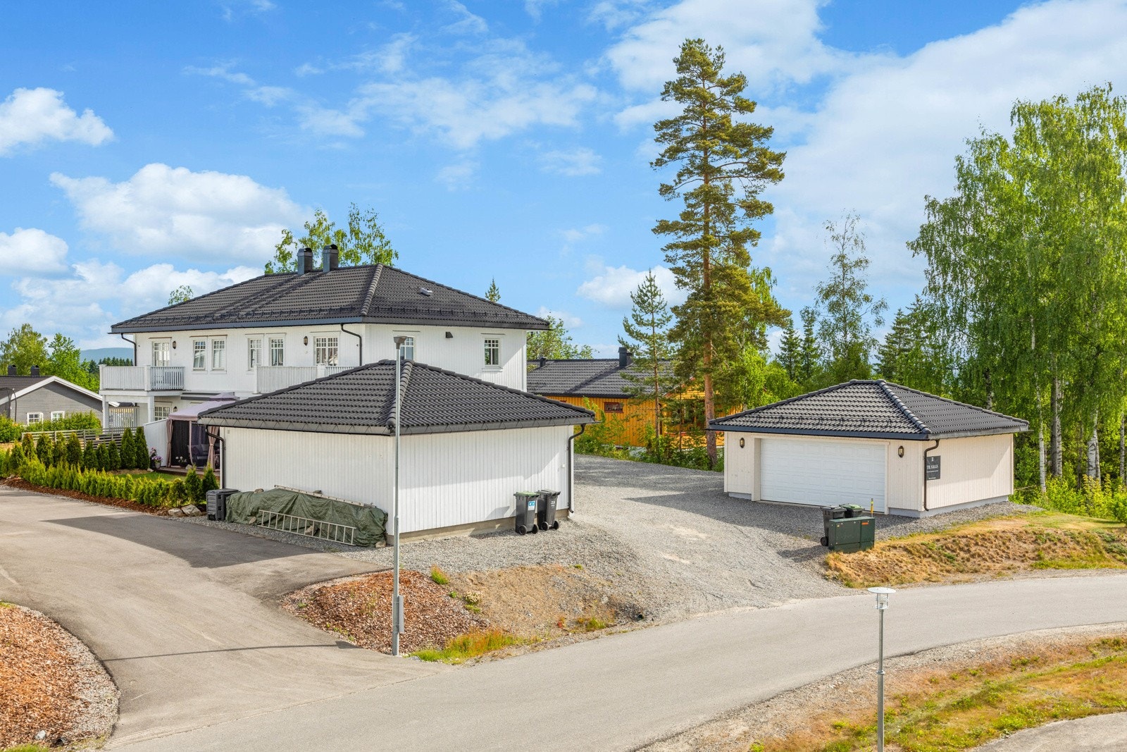 Det er parkering i dobbelgarasje og på egen tomt. Galleribilde