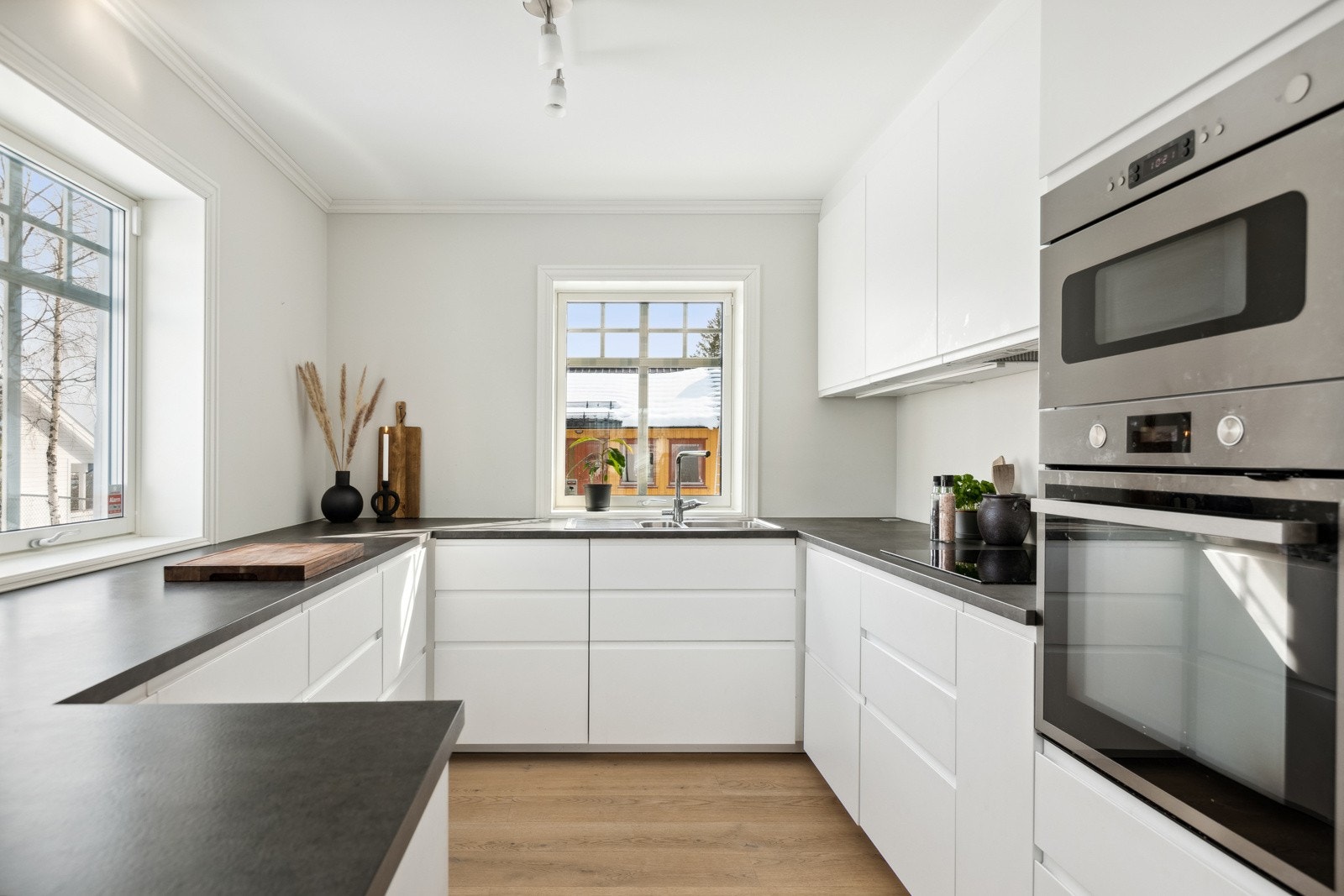 Kjøkkenet har integrert komfyr, micro, koketopp og vaskemaskin. Galleribilde