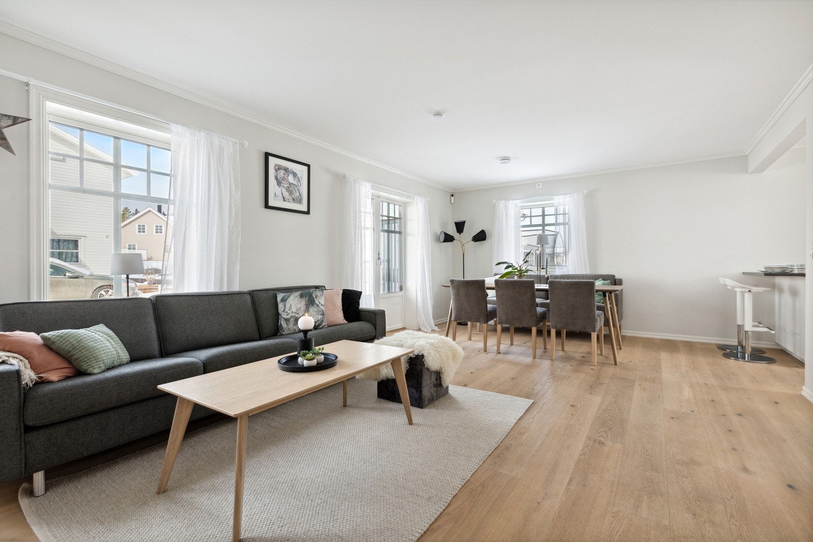 Spisestuen har god plass til langbord. Galleribilde
