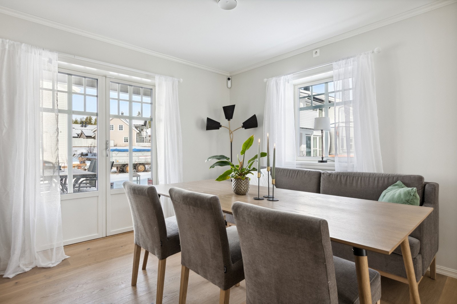 Spisestue med videre utgang til terrasse. Galleribilde