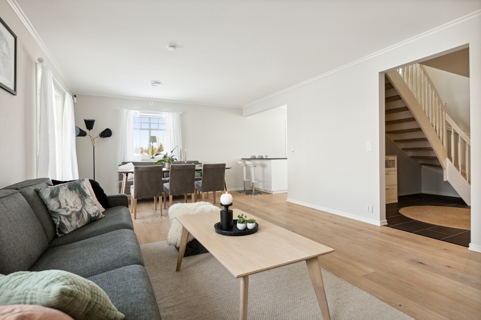 Stor og romslig stue som inviterer deg og dine nærmeste inn i en hyggelig atmosføre. Galleribilde