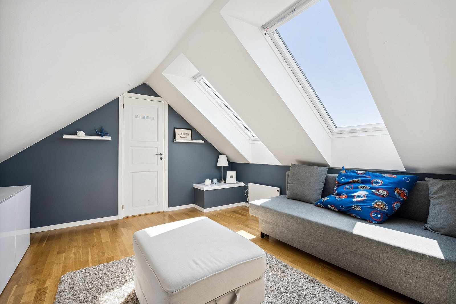 Loftstue med inngang til soverom. Galleribilde