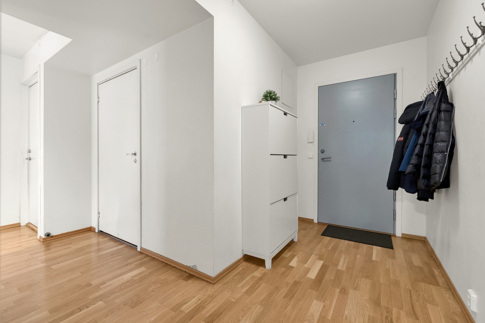 Ved inngangsdøren er det installert et dørcallinganlegg. Galleribilde