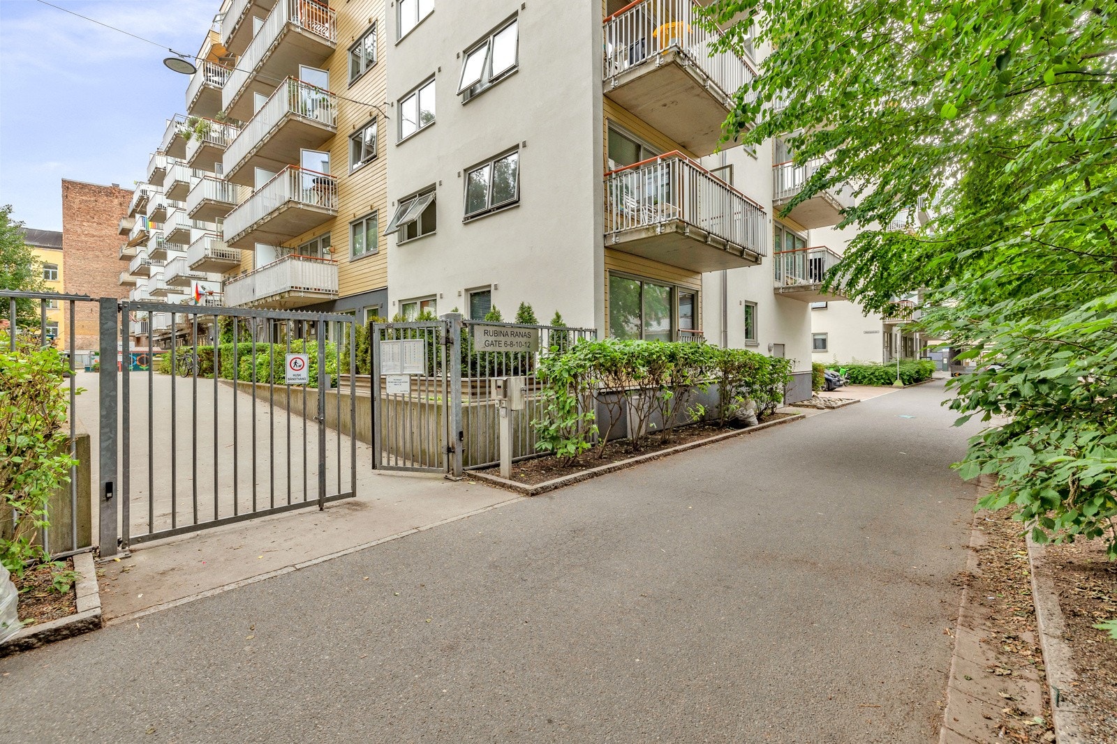 Fellesområdet er også opparbeidet med asfalterte internveier. Galleribilde