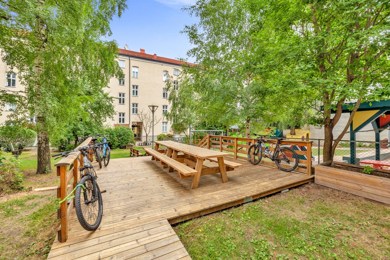 I bakgården er det sittegrupper og en felles terrasse. Galleribilde