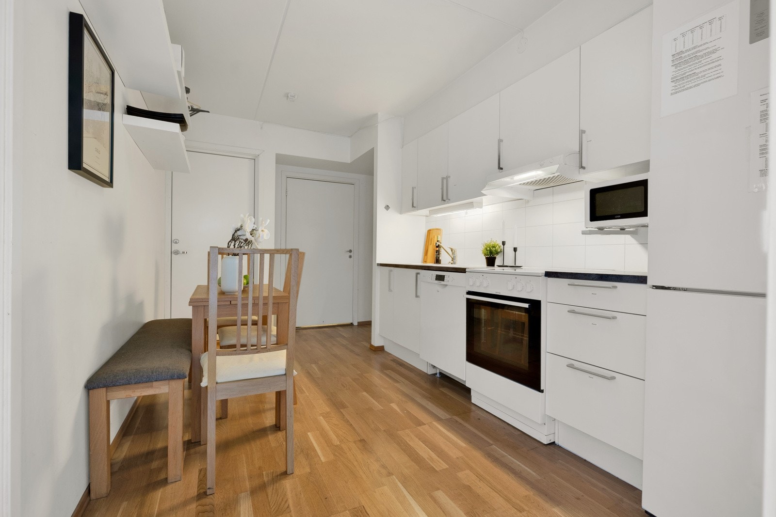 Kjøkkenet har opplegg for oppvaskmaskin og avsatt plass til komfyr. Galleribilde