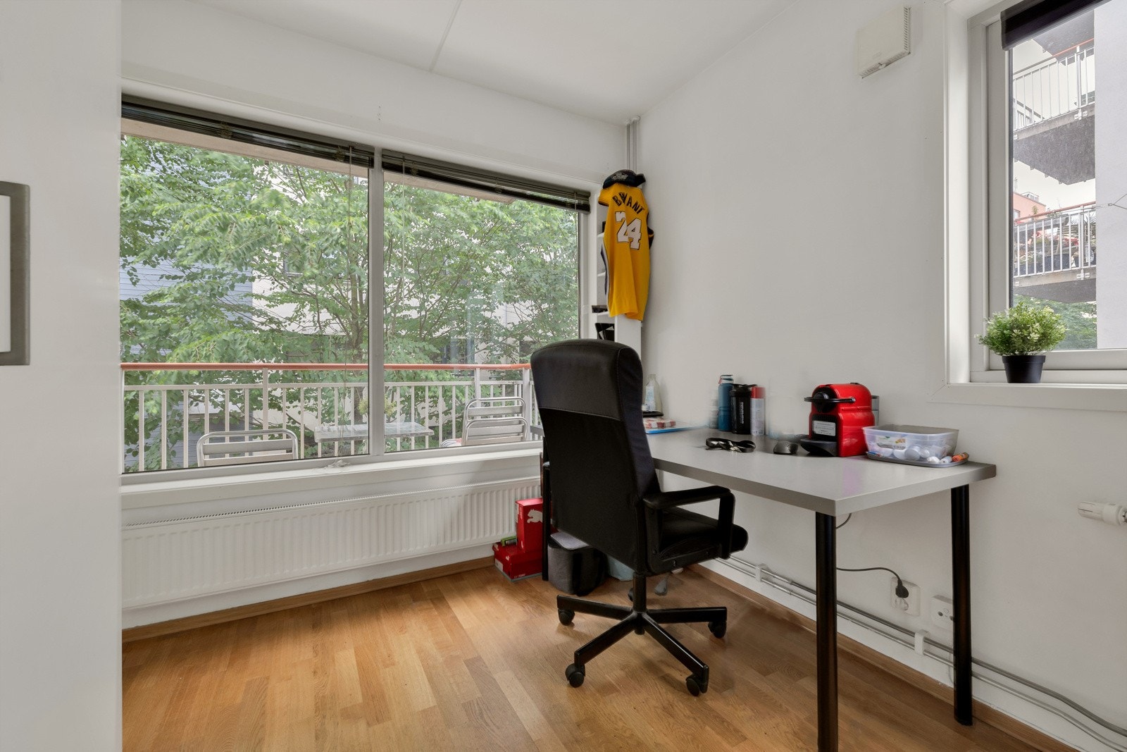 Hovedsoverommet får rikelig med naturlig lys via to store vinduer i ulike himmelretninger. Dette rommet kan benyttes som stue/soverom. Galleribilde