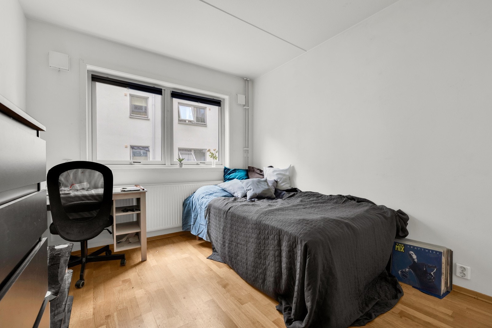 I leiligheten er det to soverom med eikeparkett og hvitmalte veggflater. Galleribilde