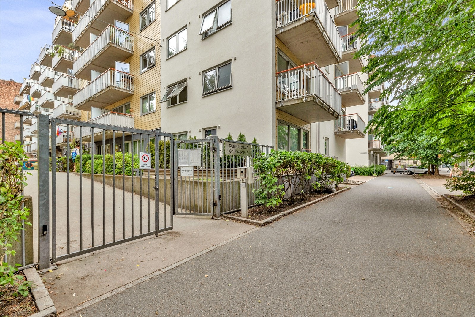Leiligheten har nærhet til fotballbaner, svømmehall og treningssenter. Galleribilde
