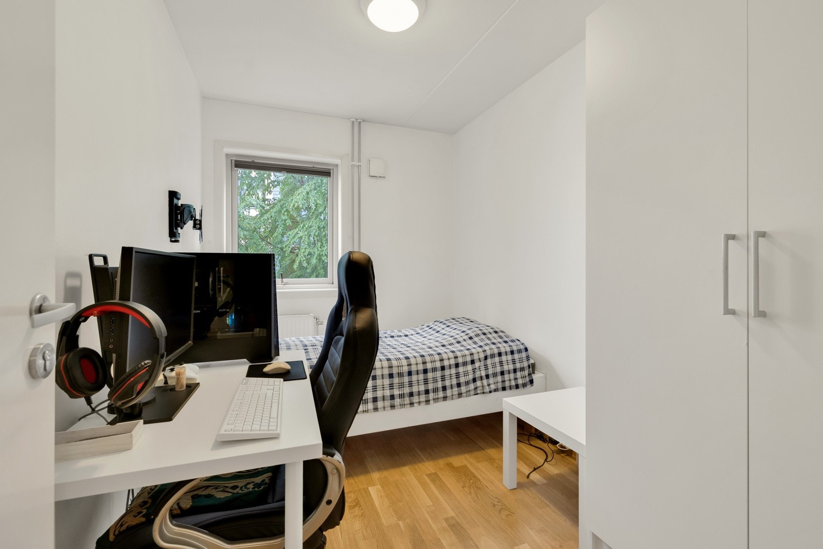 Boligen inneholder følgende: Entré/gang, bad, kjøkken, soverom/stue og to soverom. Galleribilde