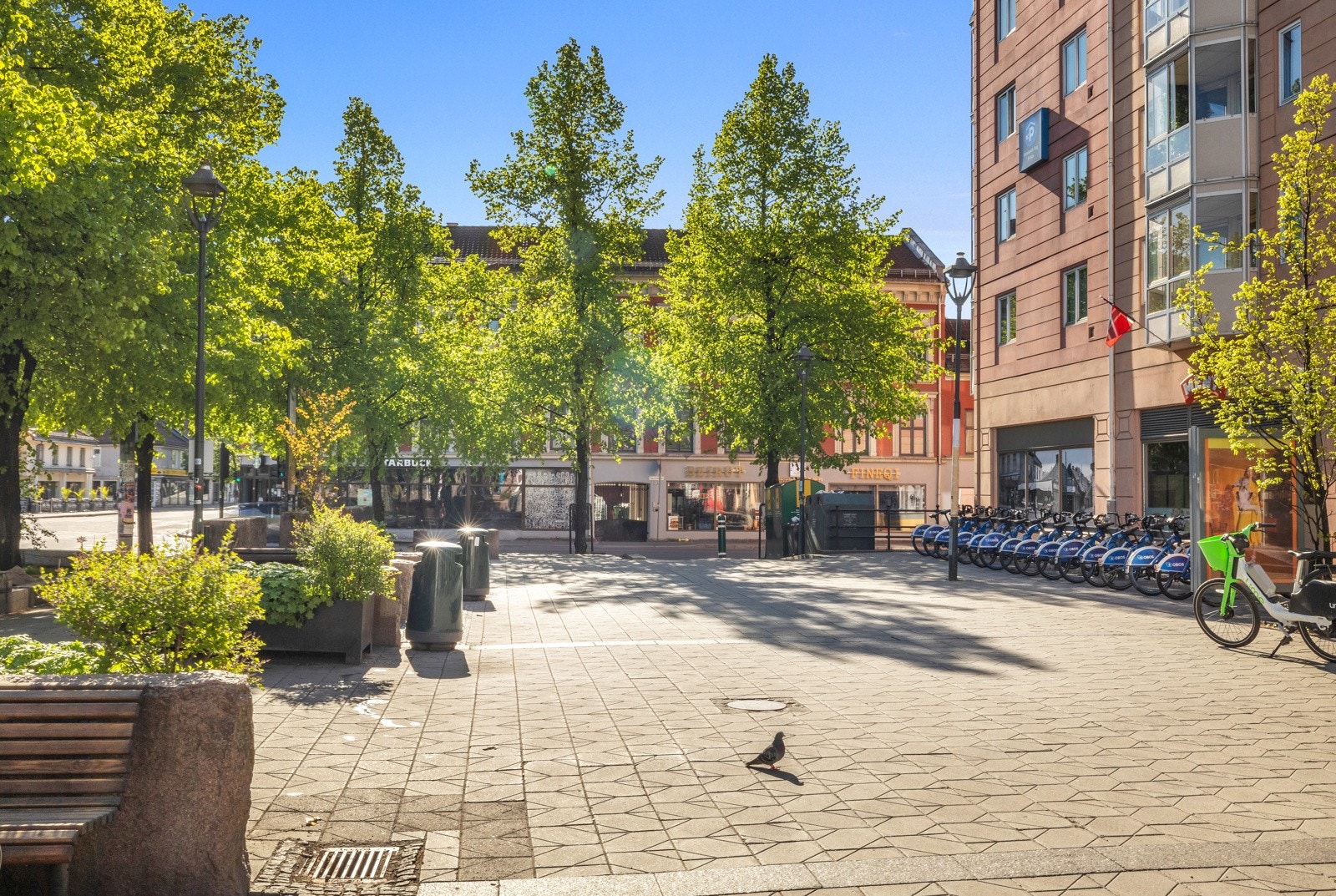 Rett utenfor døra har man tilgang på et rikt utvalg butikker og kafeer. Galleribilde