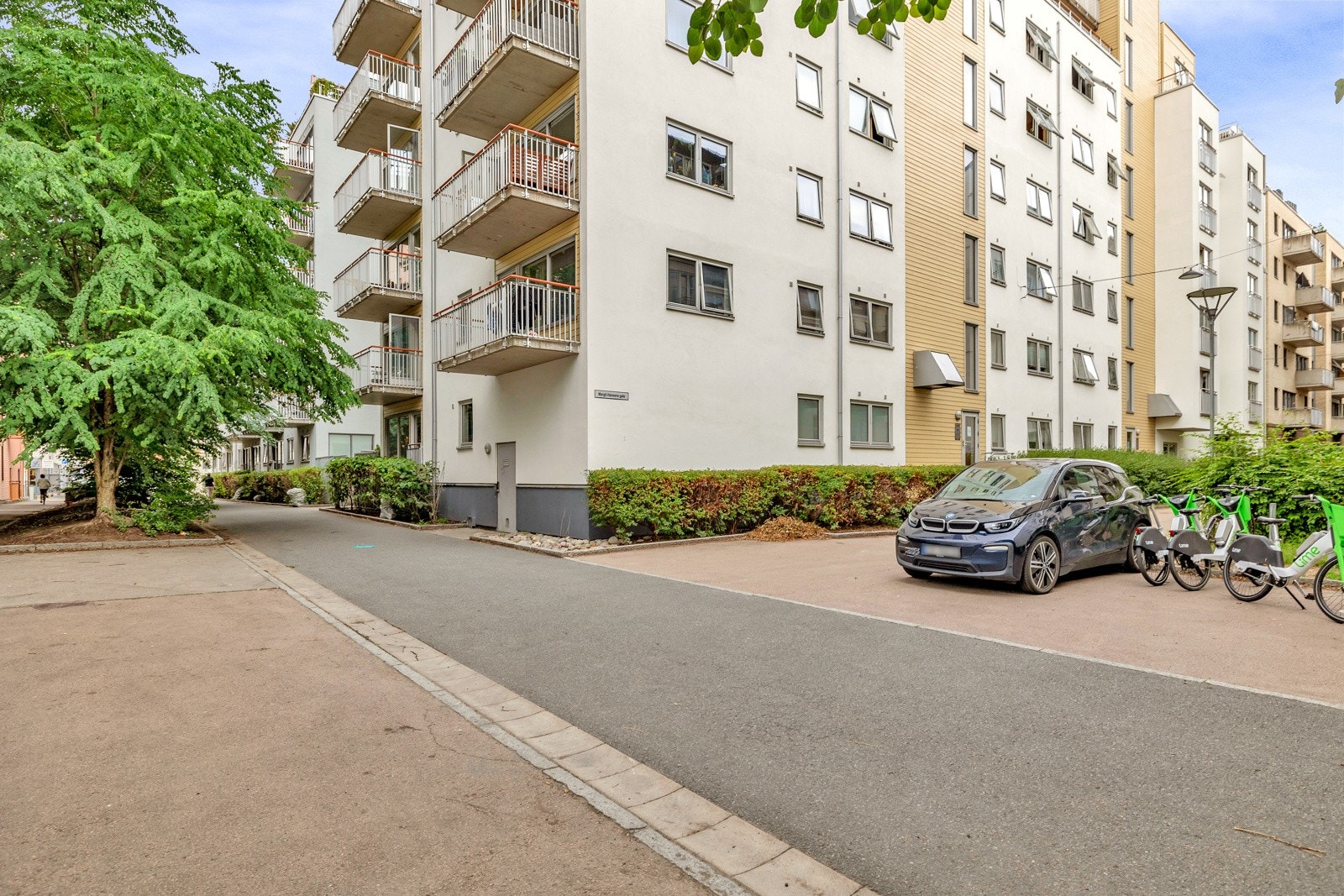 Det er mulighet for parkering etter områdets gjeldende bestemmelser. Galleribilde