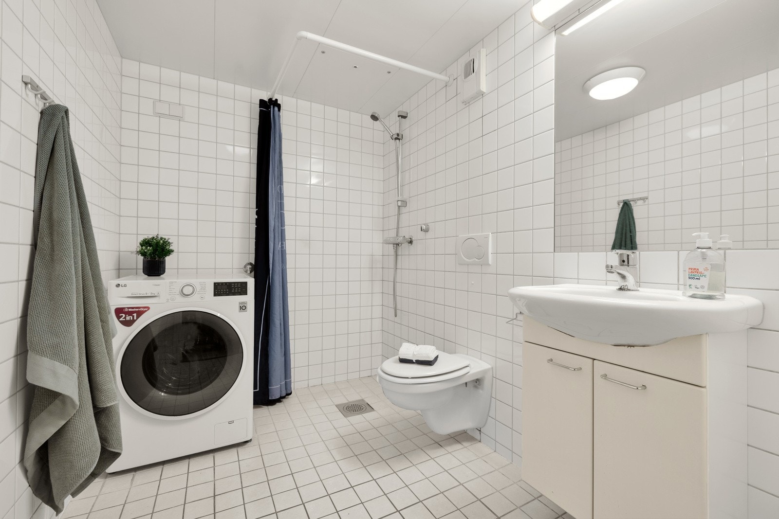 Badet er innredet med fliser på både gulv og vegger. Galleribilde