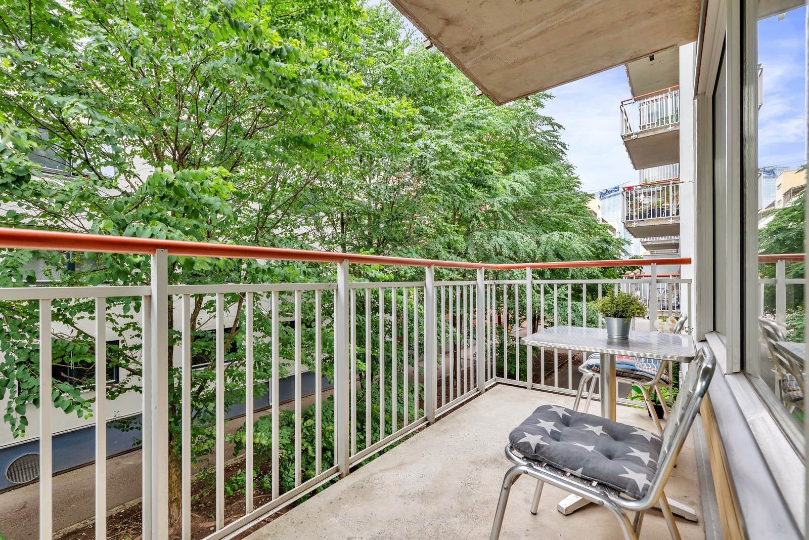 Leiligheten ligger fint til på hjørnet i andre etasje, noe som gir ekstra gode lysforhold. Galleribilde