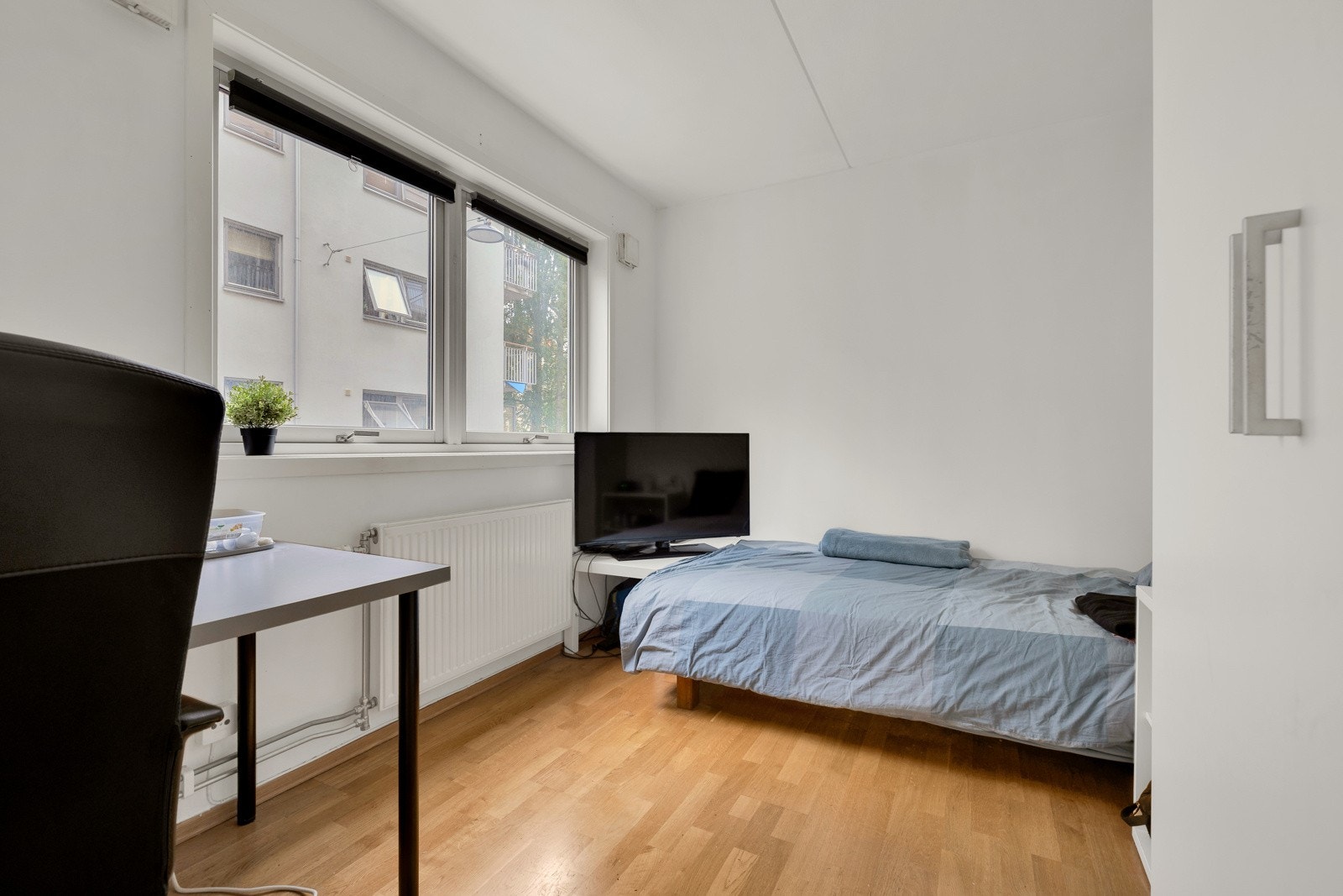 To av soverommene er innredet med et hvitt garderobeskap. Galleribilde