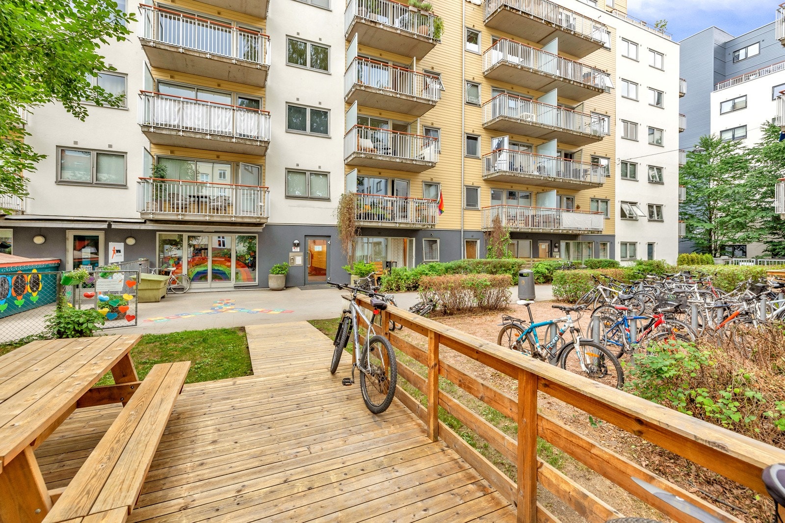 Bakgården passer utmerket til store sammenkomster med god mat og drikke. Galleribilde