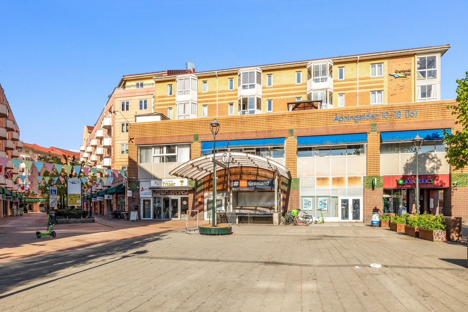 Fra leiligheten er det kun tre minutters gange til Grønlands torg med T-banestasjon. Galleribilde