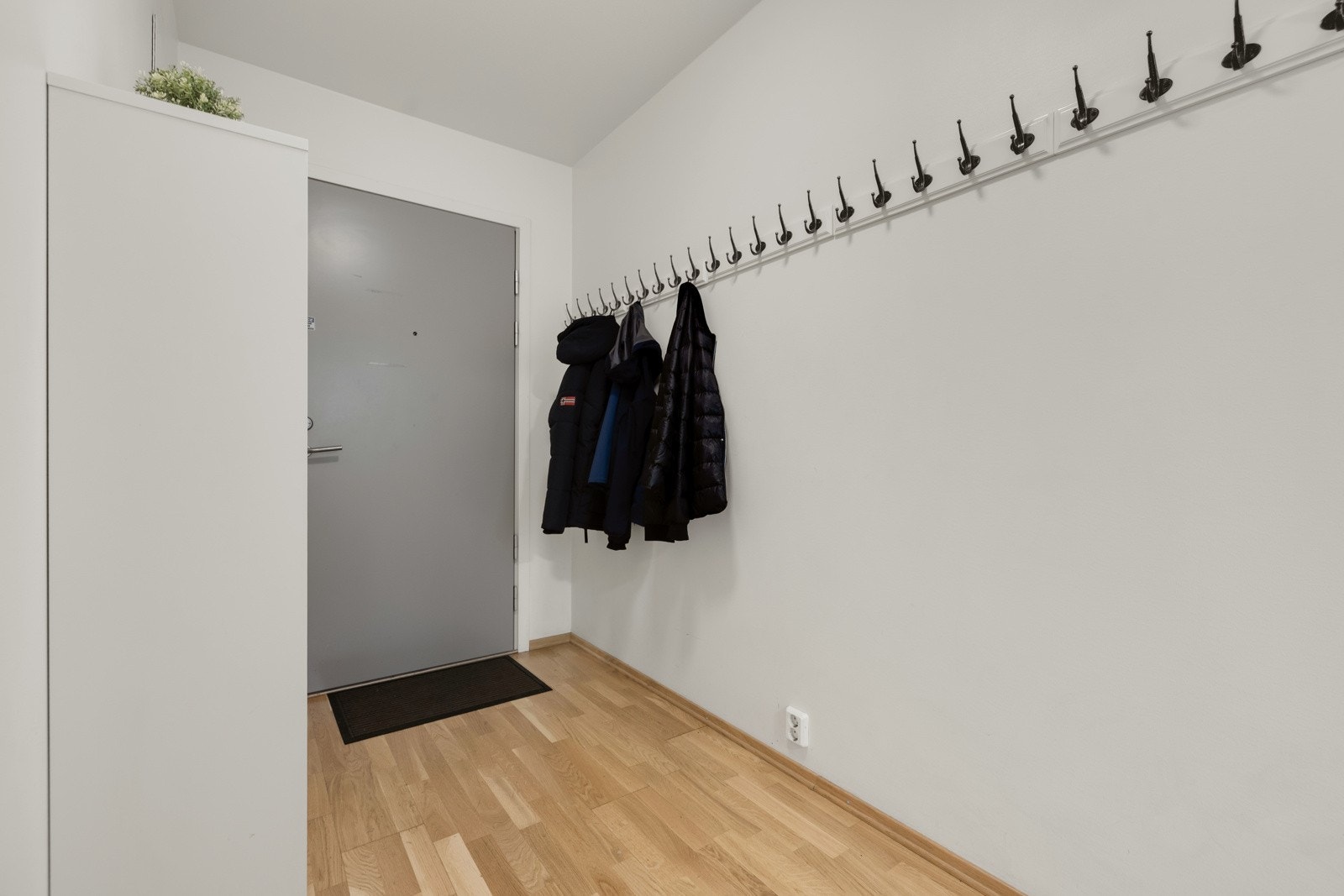 Vel innenfor døra møtes man av en entré i samme stil som leiligheten for øvrig. Galleribilde