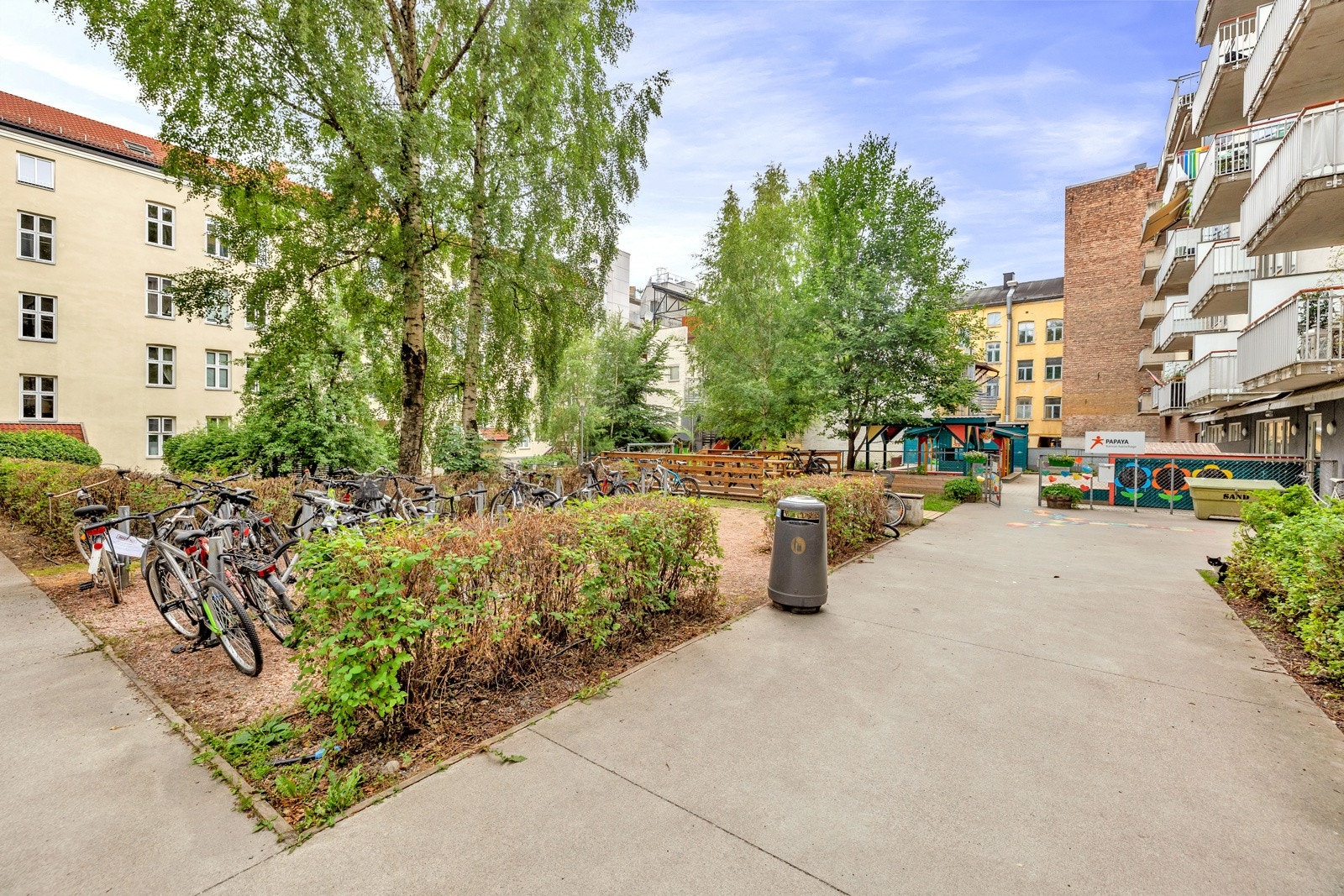 Sameiet har en inngjerdet og pent opparbeidet bakgård, med sykkelparkering, gangveier og diverse beplantning. Galleribilde