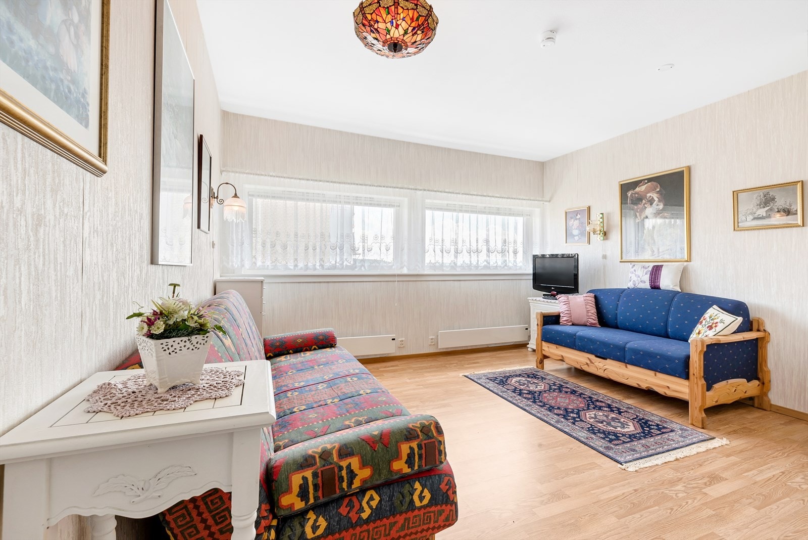 Soverom 2 med laminat på gulv, tapet på vegger og malt tak. Det er montert garderobeskap. Soverommet er opprinnelig 2 soverom som med enkle grep kan omgjøres til 2 soverom igjen. Galleribilde