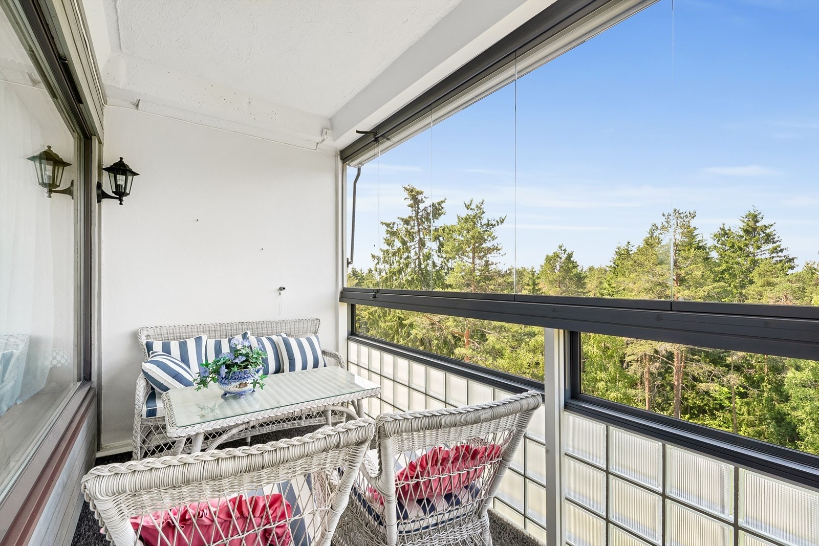 Fra stuen er det utgang til en hyggelig vestvendt innglasset balkong på 12m² med hyggelig utsyn, elektriske markiser, balkongteppe på gulv, belysning, strømuttak. Galleribilde