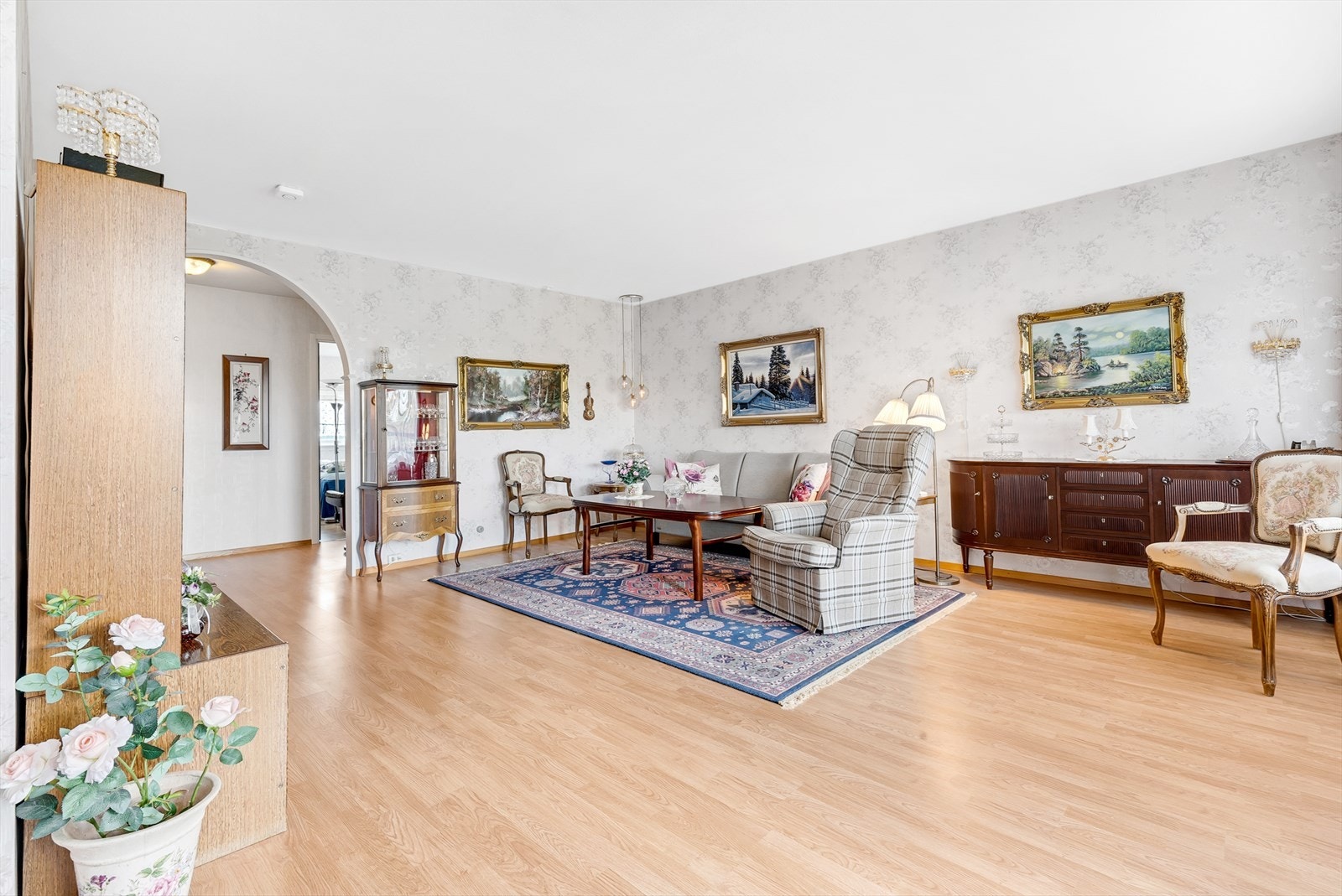 Stor og romslig stue med laminat på gulv, tapet på vegger og malt tak. Stuen har åpen, lys og luftig atmosfære med store vindusflater som tilfører rikelig med dagslys. Galleribilde