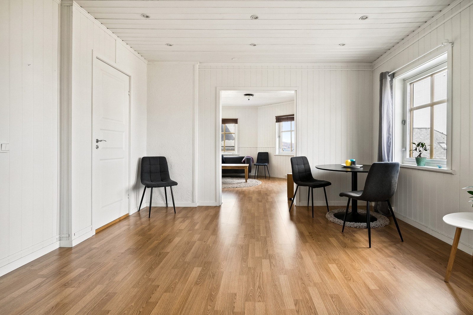 Velkommen til Torolv Kveldulvsons gate 40 - Her er det åpnet opp mellom de 2 stuene så planløsningen oppleves luftig Galleribilde