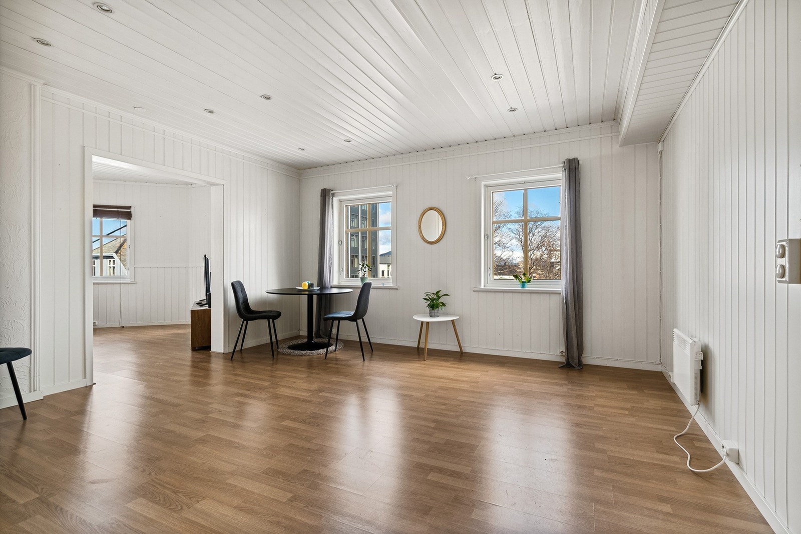 Morgensolen skinner inn og gir godt med lys til alle rom Galleribilde