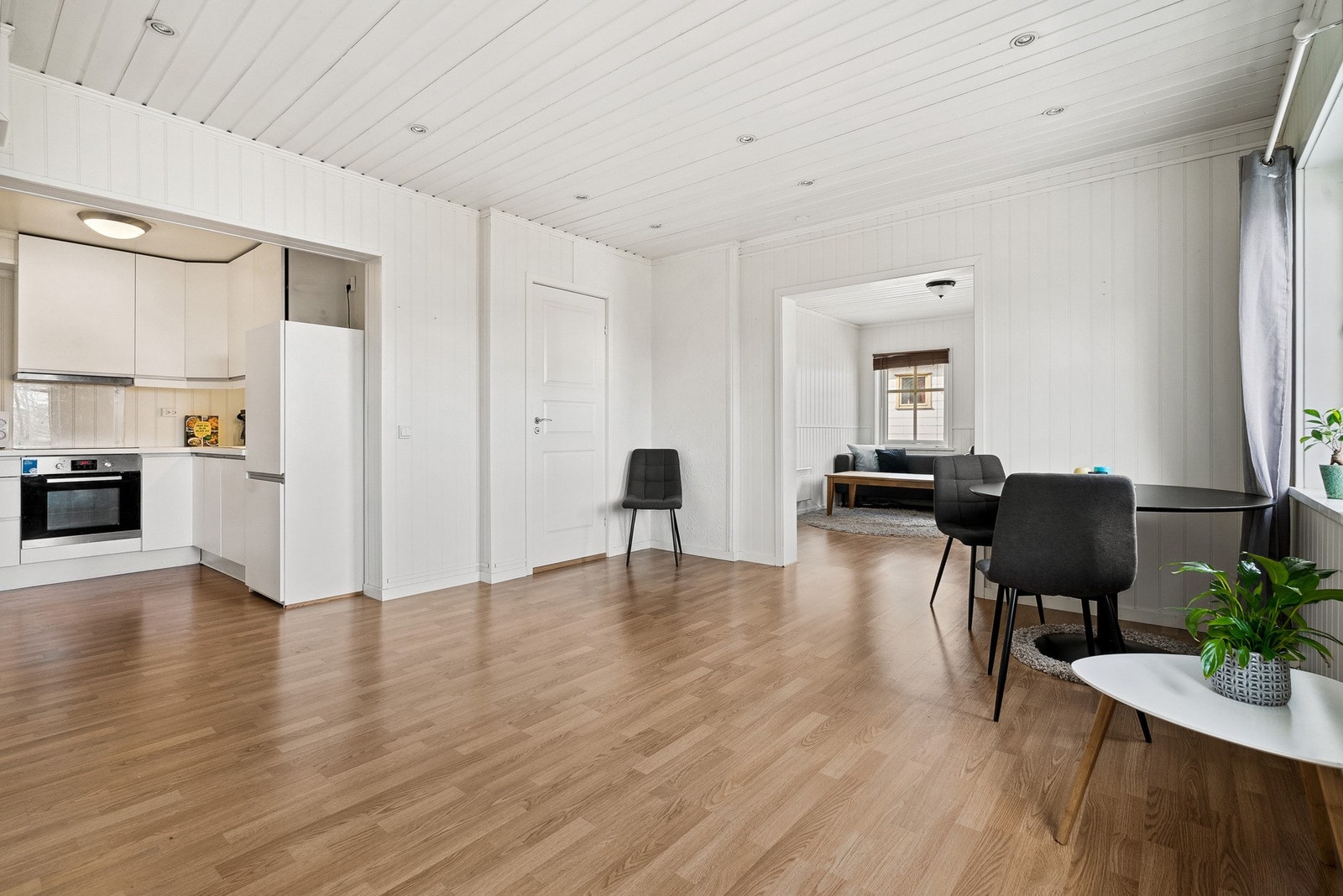 Alt over ett plan - Du får to stuesoner, kjøkkenkrok, bad og ett soverom Galleribilde