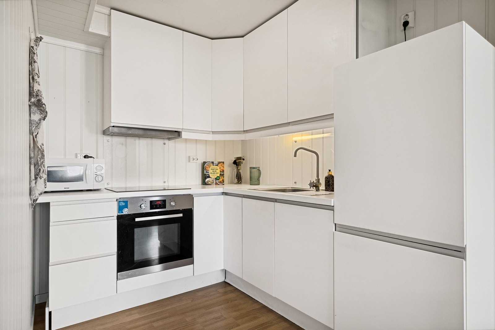 Stilrent kjøkken med integrerte hvitevarer Galleribilde