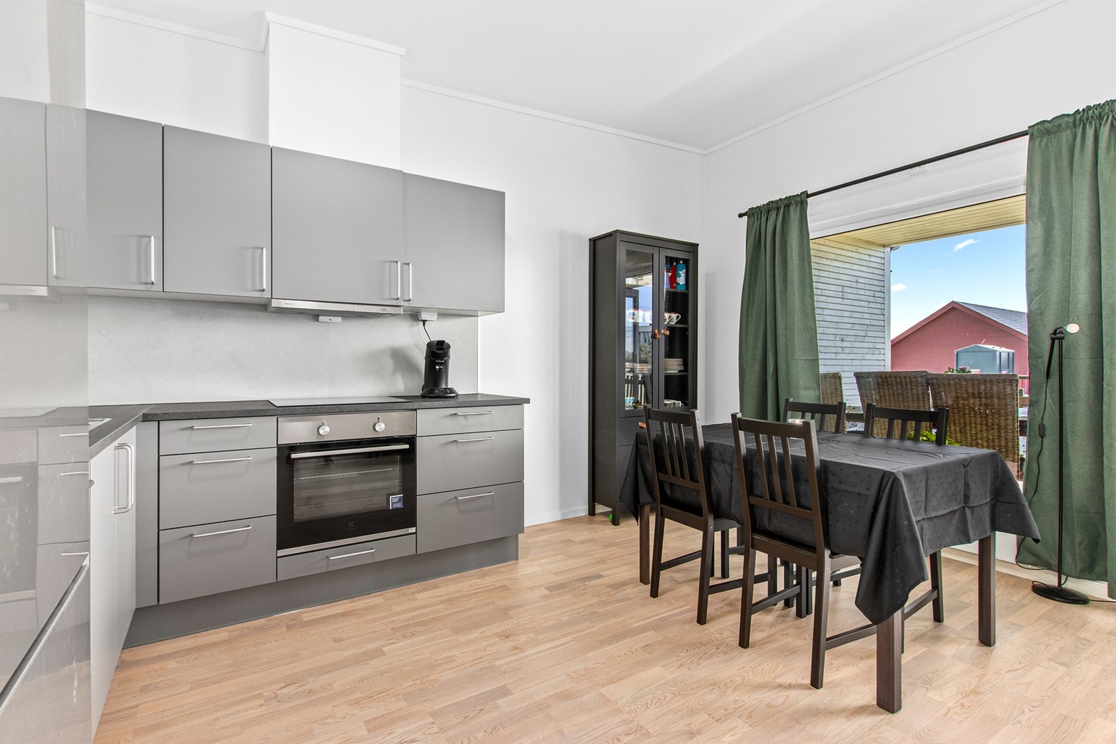 Store vindusflater sørger for godt med naturlig lysinnslipp. Galleribilde