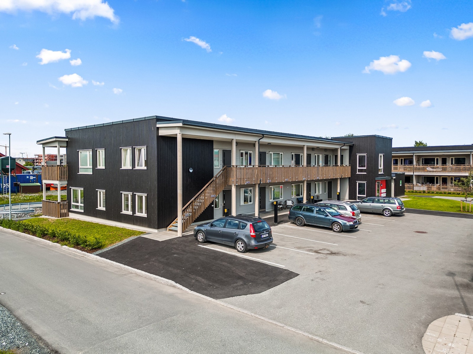 Inngangsparti med tilhørende parkering. Galleribilde