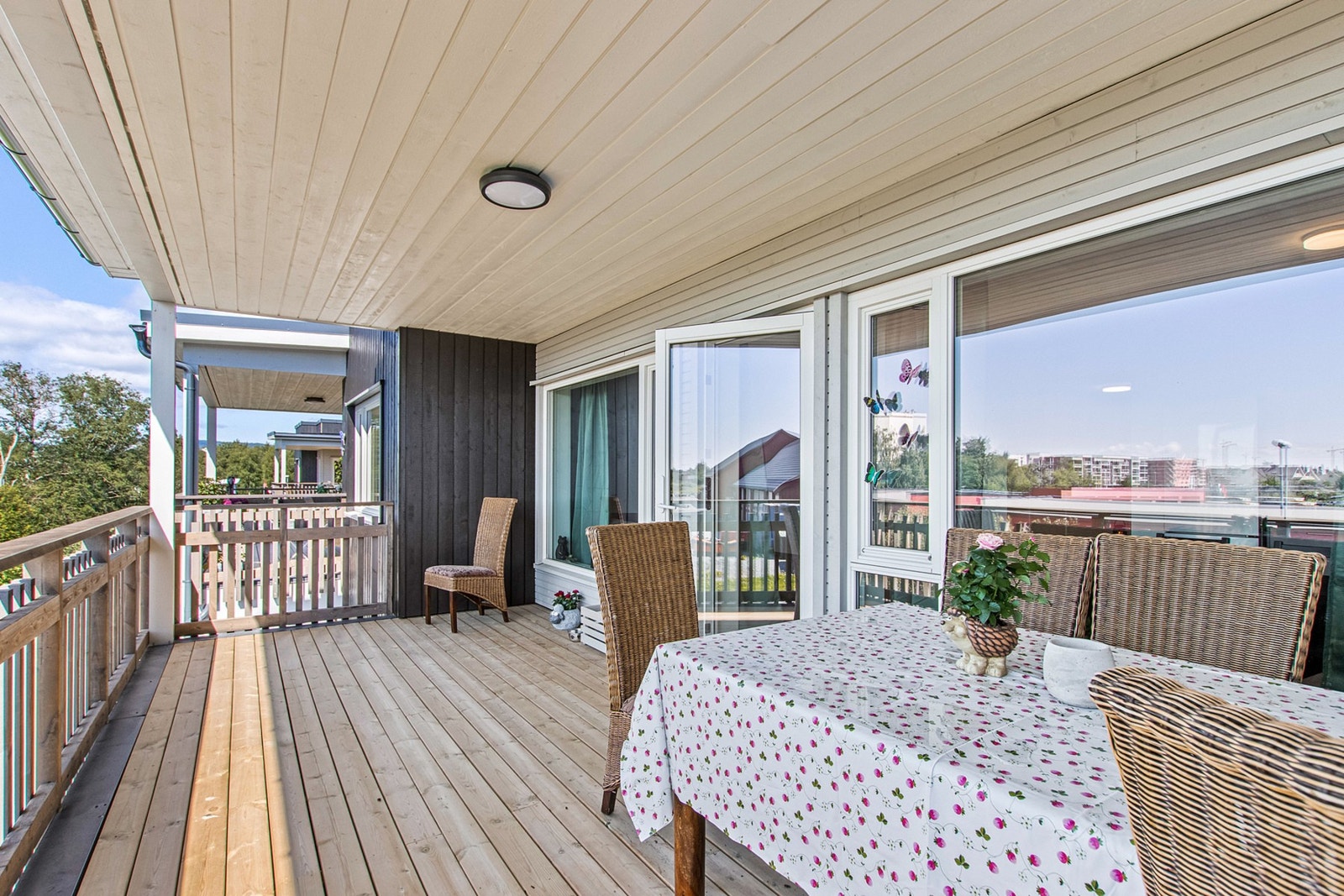 Leilighetens terrasse har god plass til flere møbelgrupper. Galleribilde