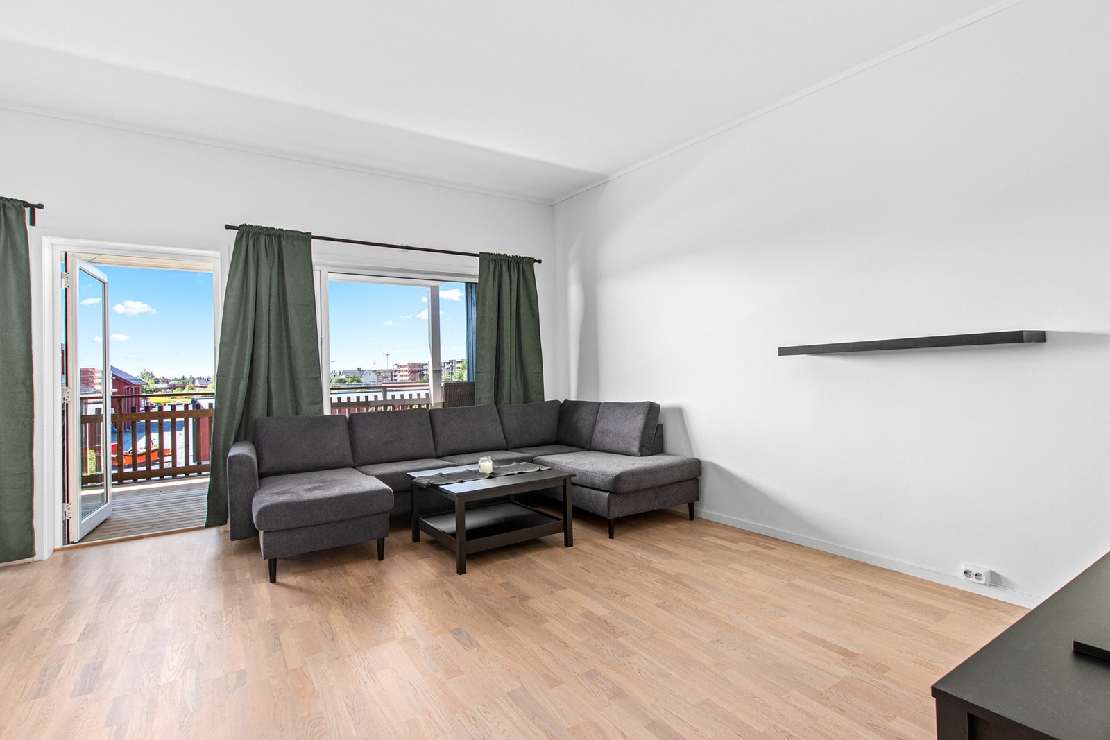 Fra stue/kjøkken har man utgang til leilighetens koselige terrasse. Galleribilde