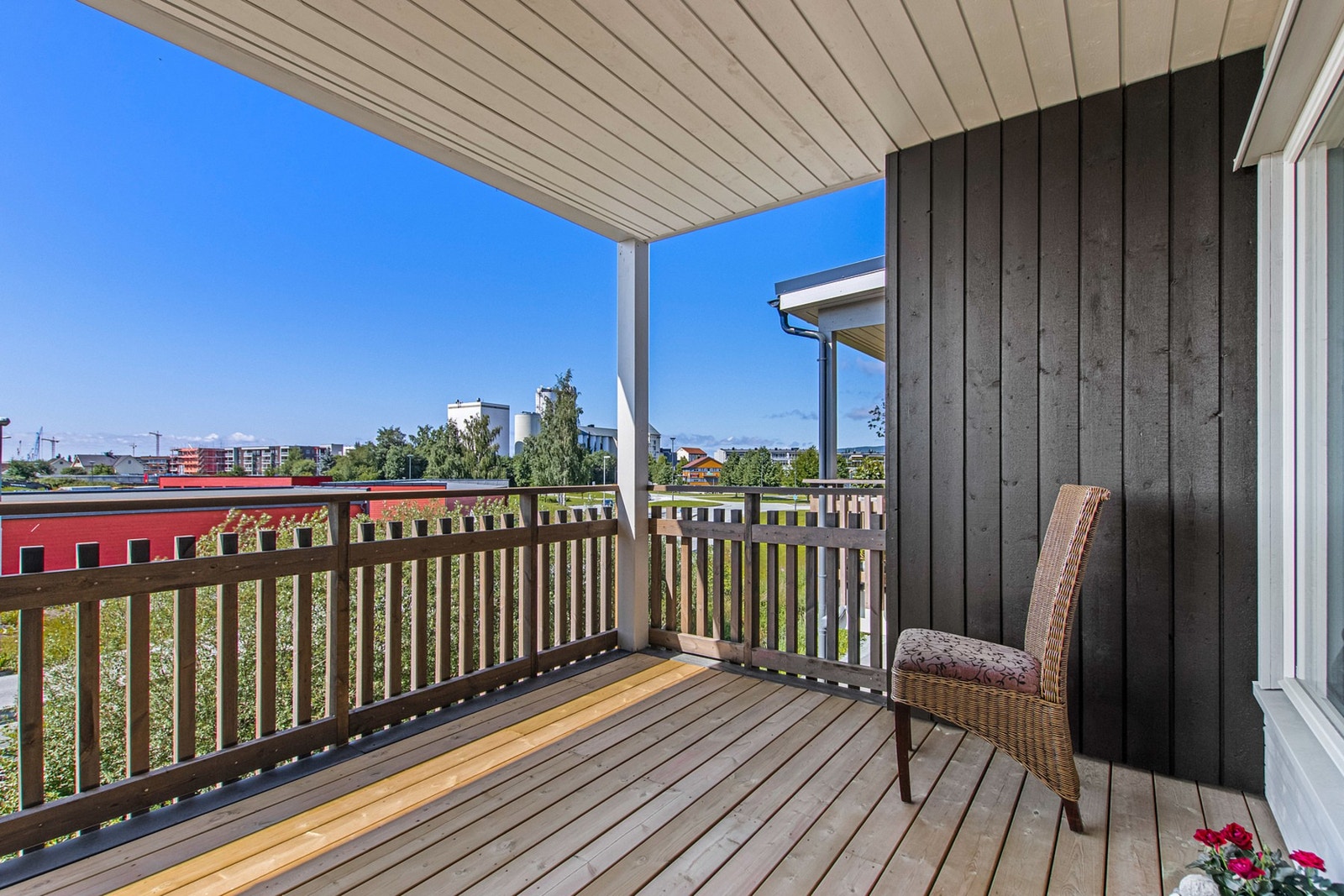 Stor takoverbygd terrasse som ligger vestvendt. Galleribilde