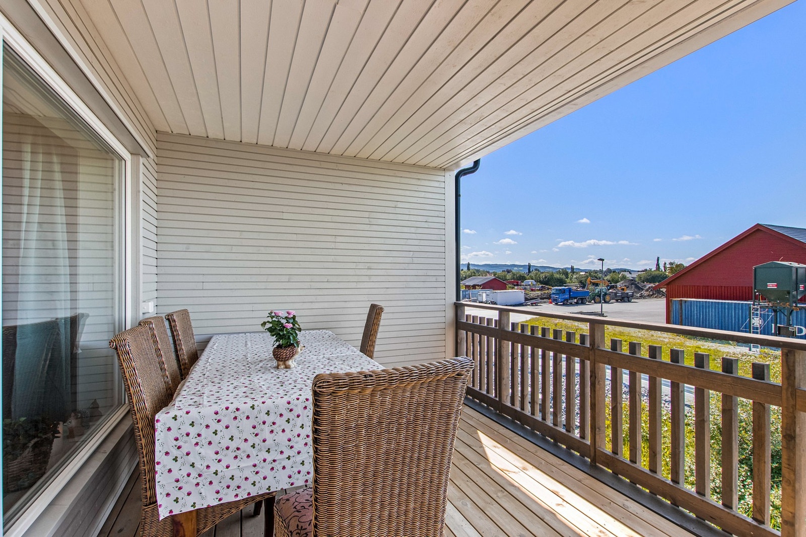 Terrassen på ca 18 kvm er også takoverbygd. Galleribilde